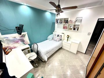 CASA 5 AMBIENTES SOBRE LOTE PROPIO CON PILETA PARRILLA Y TRES COCHERAS EN BARRACAS VENTA