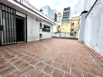 CASA 5 AMBIENTES SOBRE LOTE PROPIO CON PILETA PARRILLA Y TRES COCHERAS EN BARRACAS VENTA