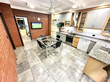 CASA 5 AMBIENTES SOBRE LOTE PROPIO CON PILETA PARRILLA Y TRES COCHERAS EN BARRACAS VENTA
