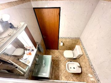 CASA 5 AMBIENTES SOBRE LOTE PROPIO CON PILETA PARRILLA Y TRES COCHERAS EN BARRACAS VENTA