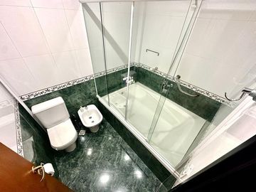 CASA 5 AMBIENTES SOBRE LOTE PROPIO CON PILETA PARRILLA Y TRES COCHERAS EN BARRACAS VENTA