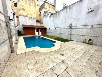 CASA 5 AMBIENTES SOBRE LOTE PROPIO CON PILETA PARRILLA Y TRES COCHERAS EN BARRACAS VENTA