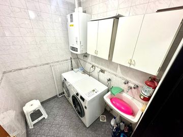 CASA 5 AMBIENTES SOBRE LOTE PROPIO CON PILETA PARRILLA Y TRES COCHERAS EN BARRACAS VENTA