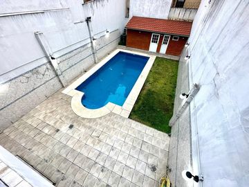 CASA 5 AMBIENTES SOBRE LOTE PROPIO CON PILETA PARRILLA Y TRES COCHERAS EN BARRACAS VENTA