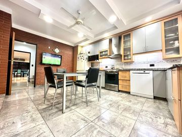 CASA 5 AMBIENTES SOBRE LOTE PROPIO CON PILETA PARRILLA Y TRES COCHERAS EN BARRACAS VENTA