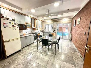 CASA 5 AMBIENTES SOBRE LOTE PROPIO CON PILETA PARRILLA Y TRES COCHERAS EN BARRACAS VENTA