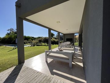 Casa en  Venta - Barrio Golf II Lote 416 de Costa Esmeralda - Fondo a la cancha de golf