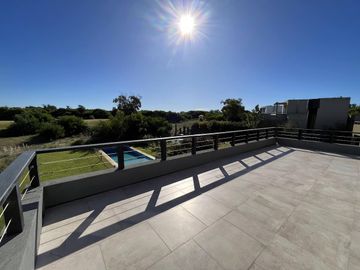 Casa en  Venta - Barrio Golf II Lote 416 de Costa Esmeralda - Fondo a la cancha de golf