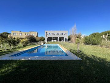 Casa en  Venta - Barrio Golf II Lote 416 de Costa Esmeralda - Fondo a la cancha de golf