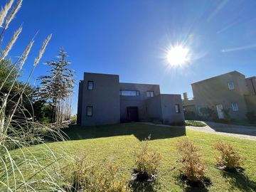 Casa en  Venta - Barrio Golf II Lote 416 de Costa Esmeralda - Fondo a la cancha de golf