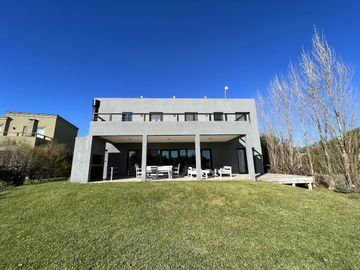 Casa en  Venta - Barrio Golf II Lote 416 de Costa Esmeralda - Fondo a la cancha de golf