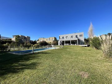 Casa en  Venta - Barrio Golf II Lote 416 de Costa Esmeralda - Fondo a la cancha de golf