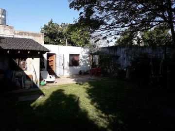 CHALET 3 AMBIENTES Y PARQUE EN MONTE GRANDE ZONA RESIDENCIAL