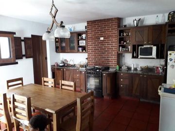 CHALET 3 AMBIENTES Y PARQUE EN MONTE GRANDE ZONA RESIDENCIAL