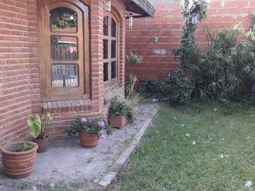 CHALET 3 AMBIENTES Y PARQUE EN MONTE GRANDE ZONA RESIDENCIAL