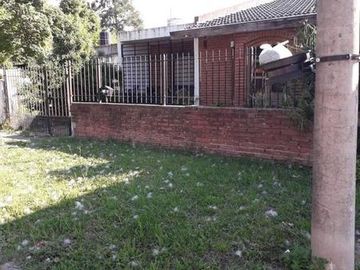 CHALET 3 AMBIENTES Y PARQUE EN MONTE GRANDE ZONA RESIDENCIAL