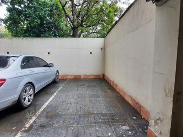Venta Monoambiente  Primer Piso, con cochera descubierta en Morón  Centro, Moron Norte.-