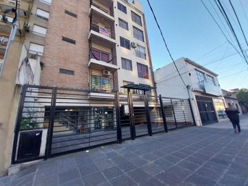 Venta Monoambiente  Primer Piso, con cochera descubierta en Morón  Centro, Moron Norte.-