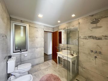 Casa Tres Dormitorios con Cochera, Jardin y Pileta en Alberdi