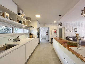 Casa Tres Dormitorios con Cochera, Jardin y Pileta en Alberdi