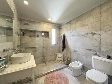 Casa Tres Dormitorios con Cochera, Jardin y Pileta en Alberdi