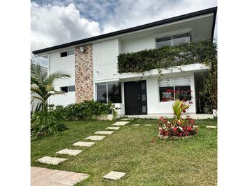Venta de Exclusiva Casa Campestre en CantaClaro