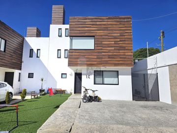 Casa en Venta 3 recámaras en fraccionamiento Maples II Mexicaltzingo