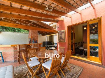 PRECIOSA CASA EN VENTA EN LA MOLINA EN CONDOMINIO PISCINA JARDIN 5 DORMITORIOS