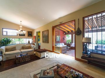 PRECIOSA CASA EN VENTA EN LA MOLINA EN CONDOMINIO PISCINA JARDIN 5 DORMITORIOS