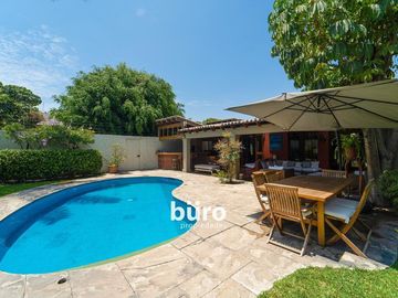 PRECIOSA CASA EN VENTA EN LA MOLINA EN CONDOMINIO PISCINA JARDIN 5 DORMITORIOS