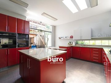 PRECIOSA CASA EN VENTA EN LA MOLINA EN CONDOMINIO PISCINA JARDIN 5 DORMITORIOS