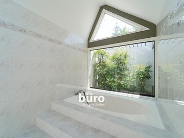 PRECIOSA CASA EN VENTA EN LA MOLINA EN CONDOMINIO PISCINA JARDIN 5 DORMITORIOS