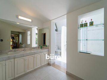 PRECIOSA CASA EN VENTA EN LA MOLINA EN CONDOMINIO PISCINA JARDIN 5 DORMITORIOS