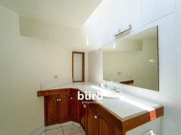 PRECIOSA CASA EN VENTA EN LA MOLINA EN CONDOMINIO PISCINA JARDIN 5 DORMITORIOS