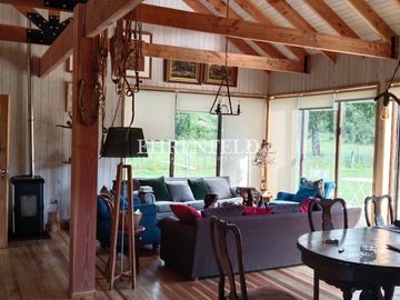 Panguipulli, Valdivia, Región de los Ríos. Casa con terraza a orilla del rí