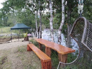 Panguipulli, Valdivia, Región de los Ríos. Casa con terraza a orilla del rí