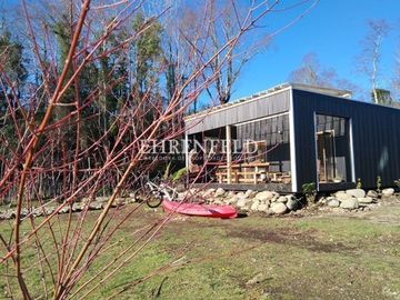Panguipulli, Valdivia, Región de los Ríos. Casa con terraza a orilla del rí