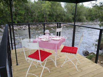 Panguipulli, Valdivia, Región de los Ríos. Casa con terraza a orilla del rí