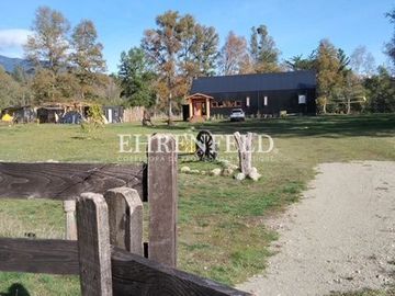 Panguipulli, Valdivia, Región de los Ríos. Casa con terraza a orilla del rí