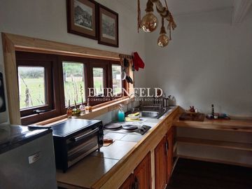 Panguipulli, Valdivia, Región de los Ríos. Casa con terraza a orilla del rí