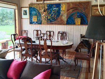 Panguipulli, Valdivia, Región de los Ríos. Casa con terraza a orilla del rí