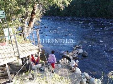 Panguipulli, Valdivia, Región de los Ríos. Casa con terraza a orilla del rí