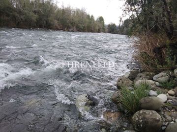 Panguipulli, Valdivia, Región de los Ríos. Casa con terraza a orilla del rí