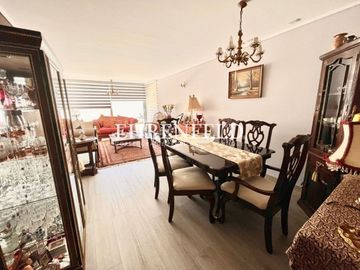 Bosques de Montemar, Concón. Departamento con amplio patio privado.