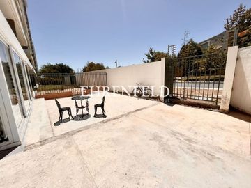 Bosques de Montemar, Concón. Departamento con amplio patio privado.