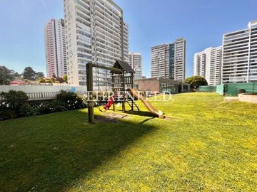 Bosques de Montemar, Concón. Departamento con amplio patio privado.