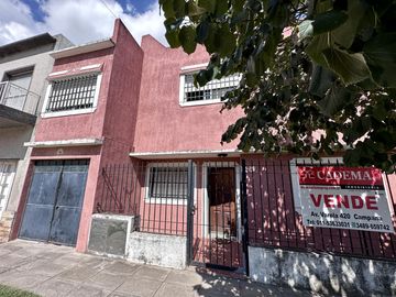 Casa en venta de 6 ambientes, terraza con parrilla, cochera. En centro Zárate.