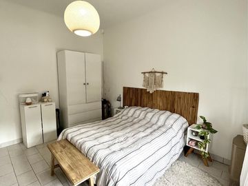 Casa en venta de 6 ambientes, terraza con parrilla, cochera. En centro Zárate.