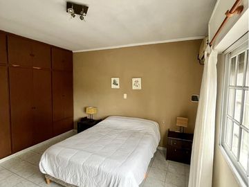 Casa en venta de 6 ambientes, terraza con parrilla, cochera. En centro Zárate.