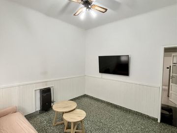 Casa en venta de 6 ambientes, terraza con parrilla, cochera. En centro Zárate.
